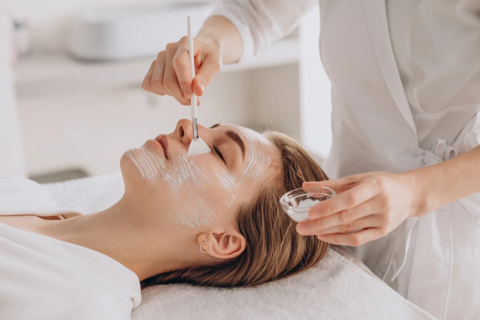 Professionelle Gesichtspflege-Behandlung mit Gesichtsmaske bei Abricot-Kosmetik Zürich