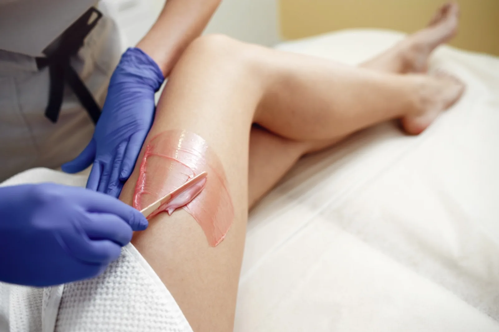 Professionelles Waxing mit Warmwachs für sanfte Haarentfernung an den Beinen